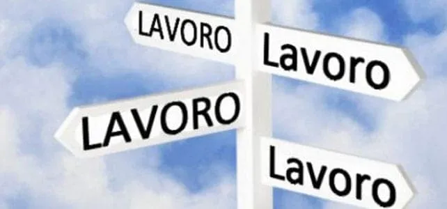 Un incrocio di cartelli stradali che indicano tutti la parola «lavoro»