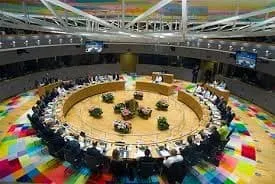 Il tavolo circolare della sala riunioni del Consiglio europeo, vuoto