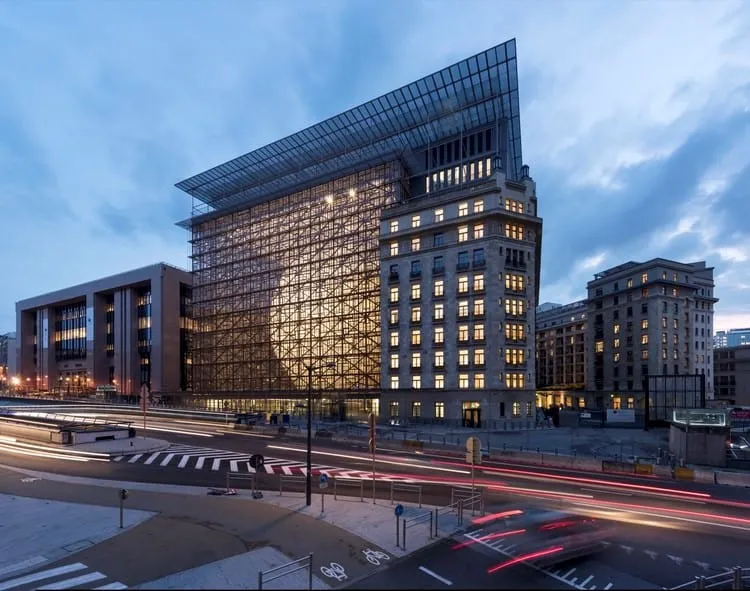 L’edificio Europa, sede del Consiglio europeo a Bruxelles, fotografato all’imbrunire