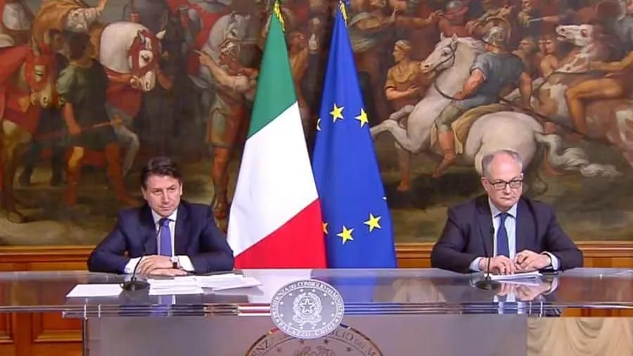 Il presidente del Consiglio Giuseppe Conte in conferenza stampa accanto al ministro dell'Economia