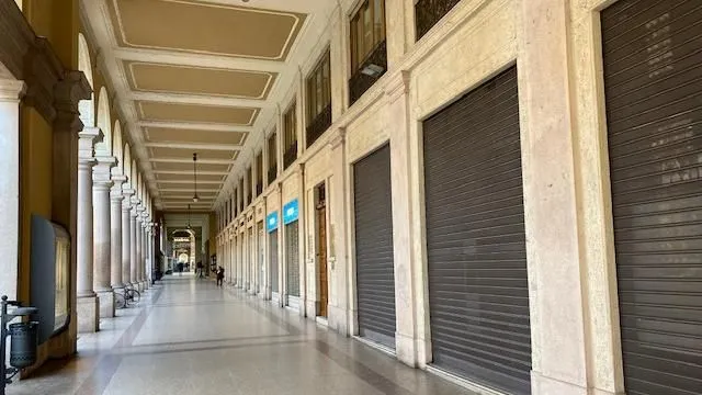 La serranda abbassata di un esercizio commerciale chiuso per decreto