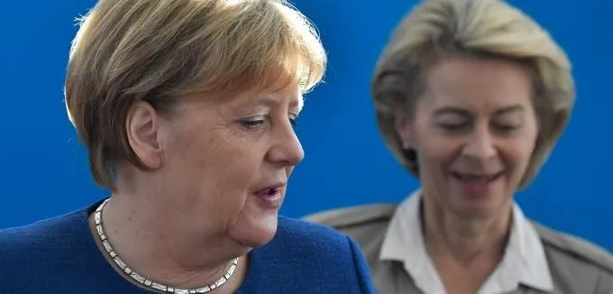 Angela Merkel e Ursula von der Leyen durante un incontro istituzionale