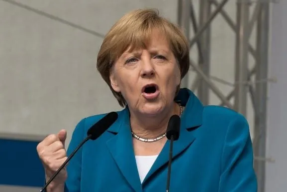 Angela Merkel parla al microfono durante un intervento pubblico