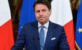 Il presidente del Consiglio Giuseppe Conte in conferenza stampa davanti alle bandiere italiana ed europea