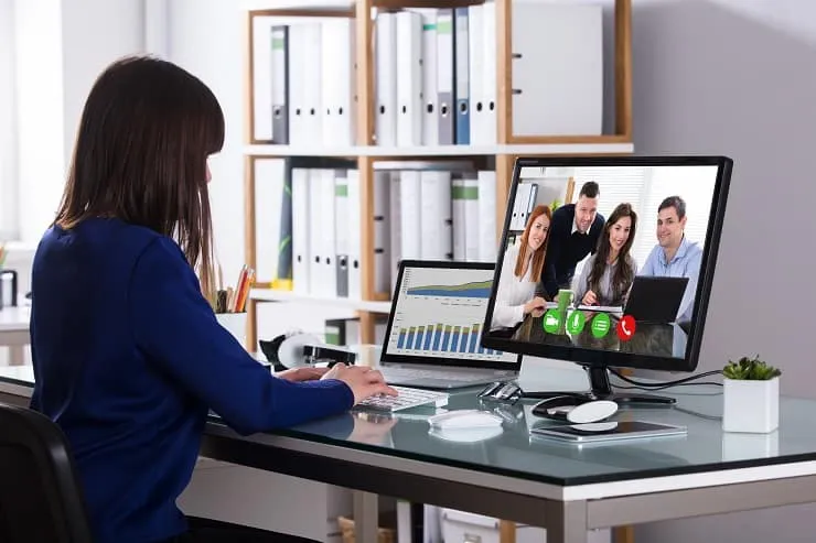 Una lavoratrice in videoconferenza dalla scrivania di casa