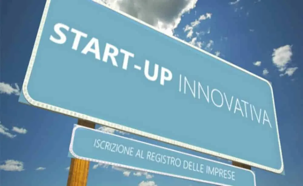 Un cartello stradale con la scritta «Start-up innovativa — iscrizione al registro delle imprese»